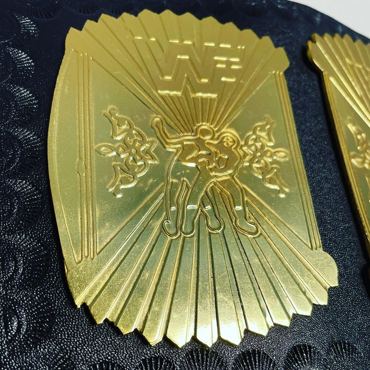 BenVealWrites's tweet photo. What a beauty! I’m now in proud possession of my very own #wingedeagle, the best looking #wrestlingbelt of all time and #ReggieParks’ defining creative work. Ready for meeting the Hitman @BretHart at @UKwrestlefest. This is shaping up to be one heck of a #WWEClash weekend. https://t.co/9VnWG3rDVh