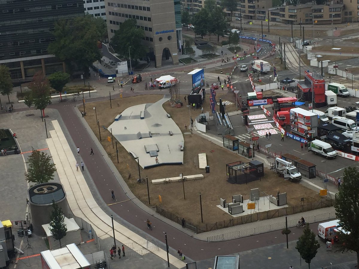 Nu nog rustig en over 6 uur het middelpunt van het internationale wielrennen. De finish van de ploegentijdrit en eerste etappe van de #vuelta gezien vanuit het stadskantoor #utrecht