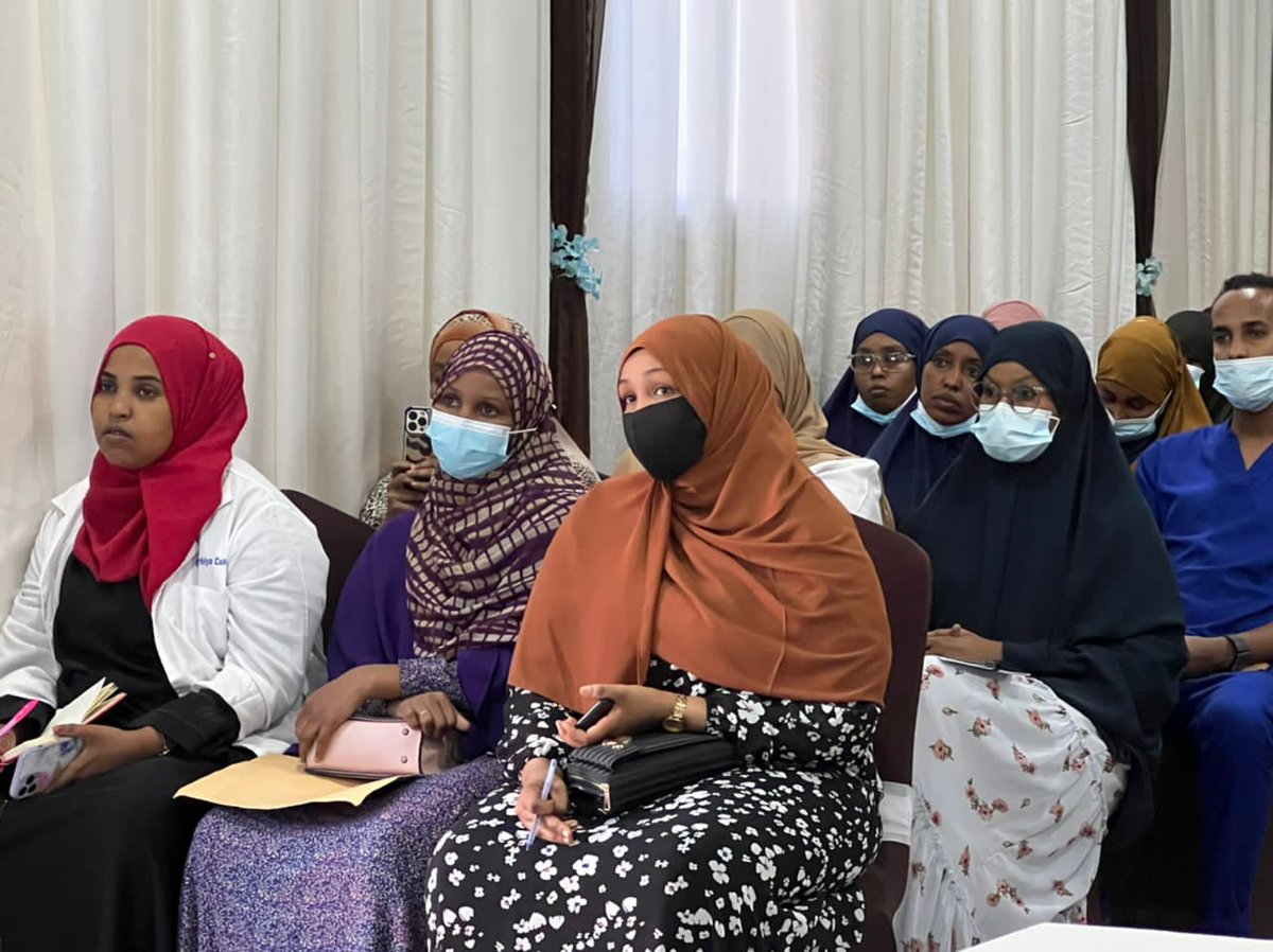 LifeBelt54's tweet photo. Waxaa maanta si sharaf leh noogu soo dhamaadey tababarkii loo qabanayay shaqaalaha caafimaadka ee isbitaalka, waxana looga hadlaayey feyruska loo yaqaan furuq daanyeerka (Monkeypox Outbreak).Waxaa tababarkaan is la soo qabanqaabiyey hey'adda @LifeBelt54 Iyo @Martiini_Hosp https://t.co/w1iE6XU89E