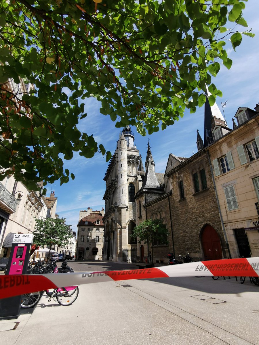 MarineClk's tweet photo. 🚨 #colis suspect à l'église Notre-Dame de #Dijon. Pour des questions de sécurité, le périmètre de la place Notre-Dame est fermée. @dijon @Lebienpublic @F3Bourgogne https://t.co/Jo1VeU5sqB