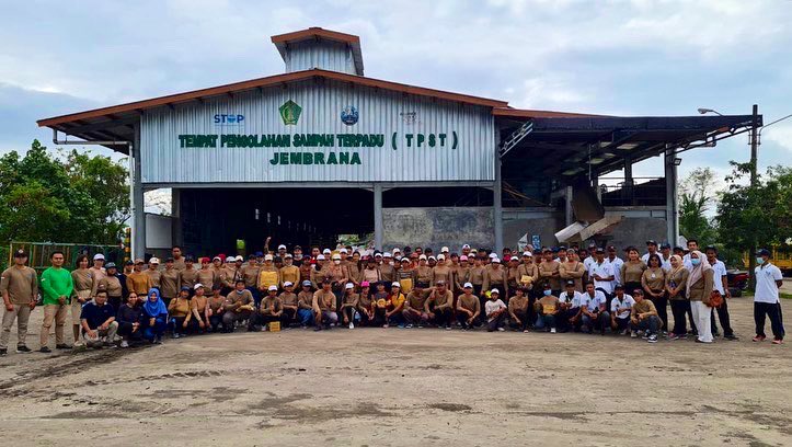 This week we are celebrating Indonesia’s Independence Day. Here are some pictures from our frontline team with the waste workers and government that celebrates the festivities on the ground. Grateful to cherish this moment en masse! #STOPWaste #GoCircular
 #HUT77RI