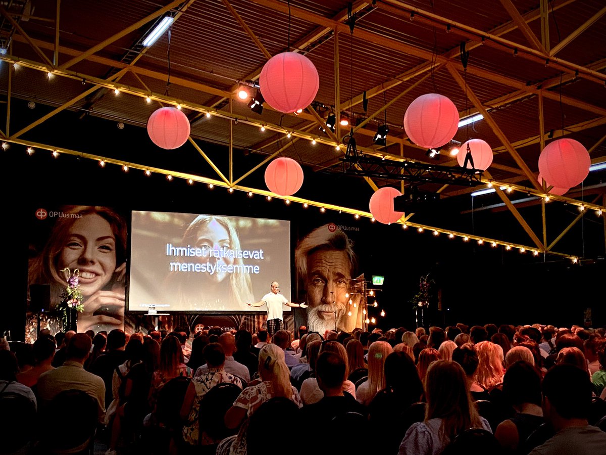 Toimitusjohtaja <a href="/OlliLehtila/">Olli Lehtilä</a> villitsi tänään yleisön, kun OP Uusimaan henkilöstö pääsi kokoontumaan yhdessä ensimmäistä kertaa. Tästä yhteinen matka alkaa! 🧡