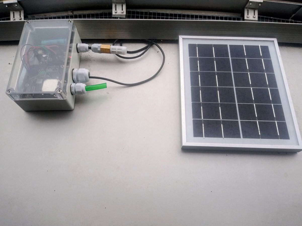 Ein Bild unseres Selbstbau Feinstaubsensors aus dem Praxistest. Nach 4 Monaten draussen bei Regen und Hitze funktioniert er noch einwandfrei. SDS11 Feinstaubsensor, SHT31 Luftfeuchtigkeits- und Temperatursensor, Heltec CubeCell LoraWAN. Das ganze mit Solar und Stützbatterie. ^ml