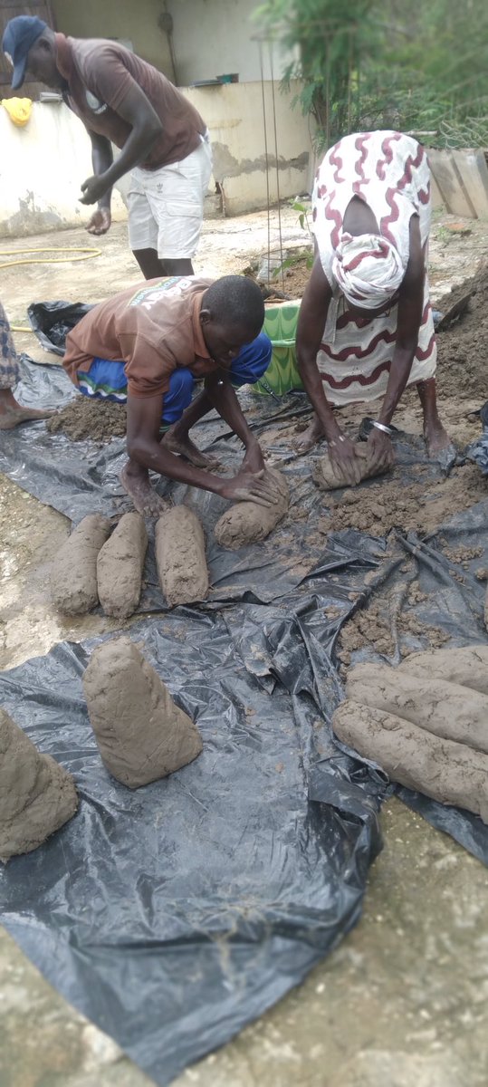 NebedaySenegal's tweet photo. 🌞Les femmes du campement de popenguine ont reçu une formation en fabrication de foyers améliorés.
Les foyers permettent de gagner du temps, de réduire la consommation de bois🪵de 50%, réduire la pollution.

🌳Un bon moyen de réduire la pression exercée dans les forêts.

#Nebeday https://t.co/vXQHlJhXCd