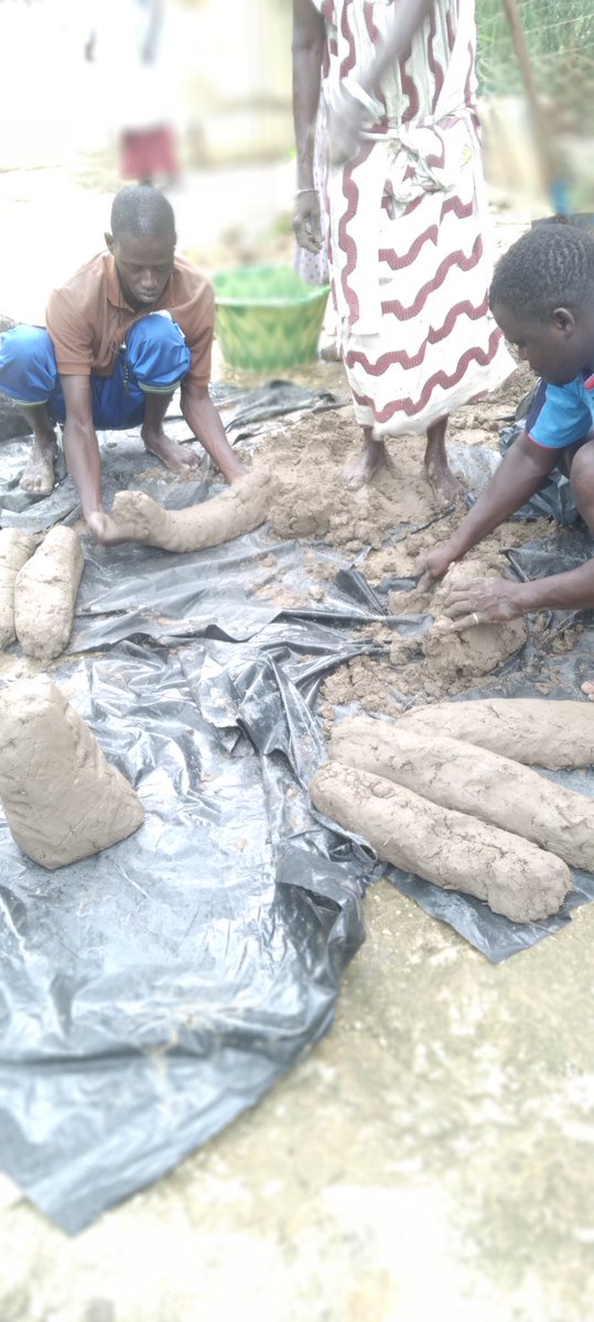 NebedaySenegal's tweet photo. 🌞Les femmes du campement de popenguine ont reçu une formation en fabrication de foyers améliorés.
Les foyers permettent de gagner du temps, de réduire la consommation de bois🪵de 50%, réduire la pollution.

🌳Un bon moyen de réduire la pression exercée dans les forêts.

#Nebeday https://t.co/vXQHlJhXCd