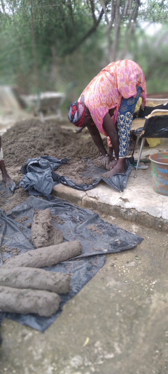 NebedaySenegal's tweet photo. 🌞Les femmes du campement de popenguine ont reçu une formation en fabrication de foyers améliorés.
Les foyers permettent de gagner du temps, de réduire la consommation de bois🪵de 50%, réduire la pollution.

🌳Un bon moyen de réduire la pression exercée dans les forêts.

#Nebeday https://t.co/vXQHlJhXCd