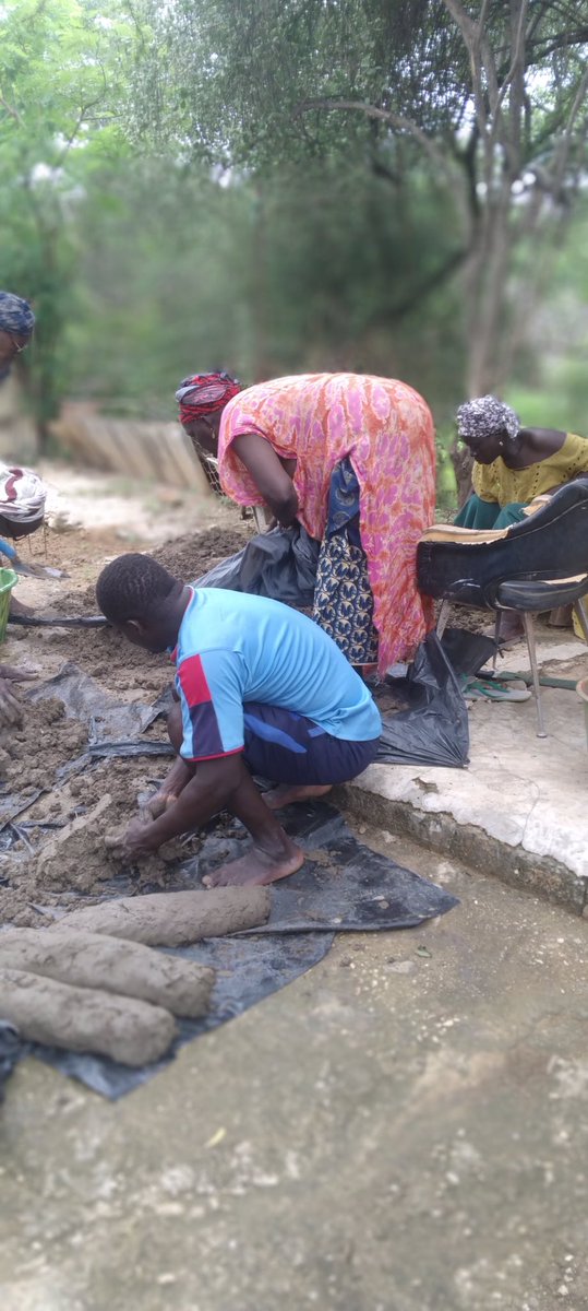 NebedaySenegal's tweet photo. 🌞Les femmes du campement de popenguine ont reçu une formation en fabrication de foyers améliorés.
Les foyers permettent de gagner du temps, de réduire la consommation de bois🪵de 50%, réduire la pollution.

🌳Un bon moyen de réduire la pression exercée dans les forêts.

#Nebeday https://t.co/vXQHlJhXCd