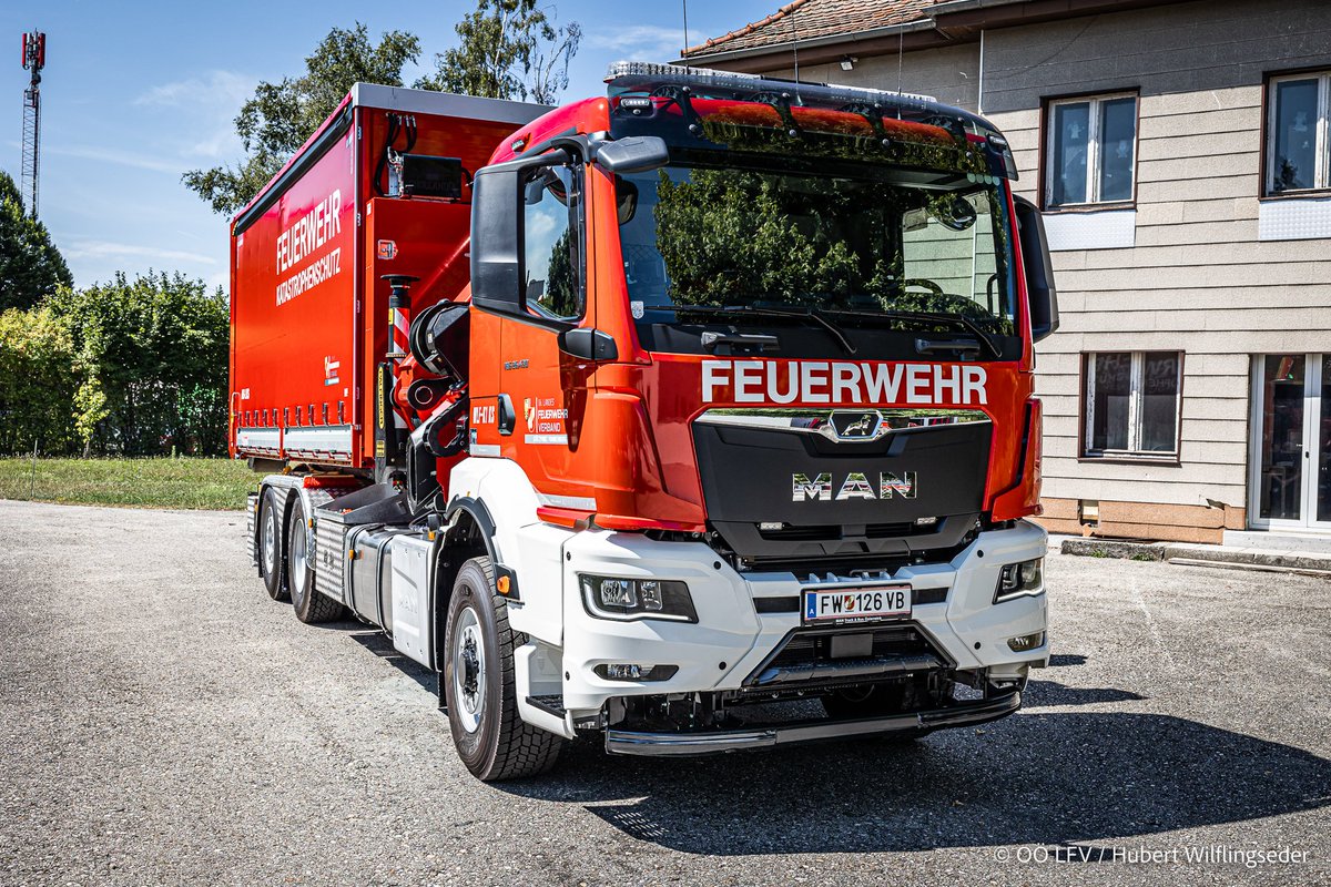 ooelfv's tweet photo. +++ Neue Stützpunktfahrzeuge für Logistik Katastrophenschutz +++ Im Rahmen des Logistikkonzeptes des Oö. LFV werden aktuell drei neue Wechselladefahrzeuge in den Dienst gestellt. Mehr auf https://t.co/0NUu1GAhQ4 https://t.co/xVRCYMCy0Y