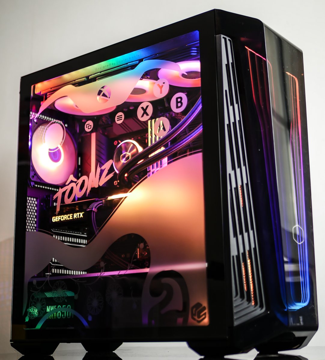 DikshaWells's tweet photo. 📢Projet du jour📢
Pour notre #BalanceTonCréateur d'avril, @coolermasterfr  nous a envoyé un MB540 🥰
@boonorter voulait une customisation qui représente ses 2 passions : la musique et le gaming 🎸🎮
Qu'est ce que vous en pensez ? 
PC monté et pensé par @yereckt et @CkiLeBenau 🔧 https://t.co/bTNA6wZchc