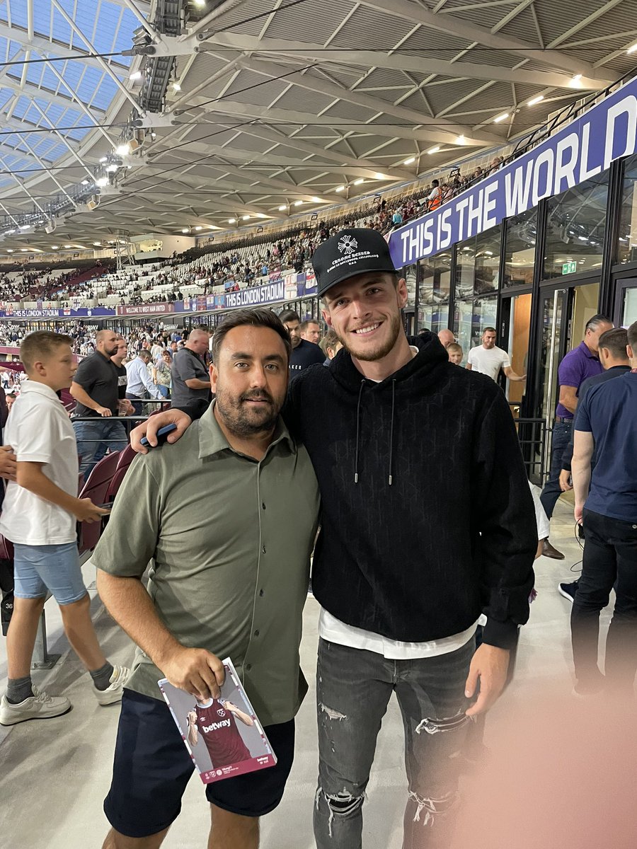 MattDavies9's tweet photo. The time and effort this man gave to the @WestHam fans last night was incredible! He understands the importance of being a footballer and the impact he has on the youth of today. Top man @_DeclanRice #football #PremierLeague #WestHam #london https://t.co/DNov7dIWLH
