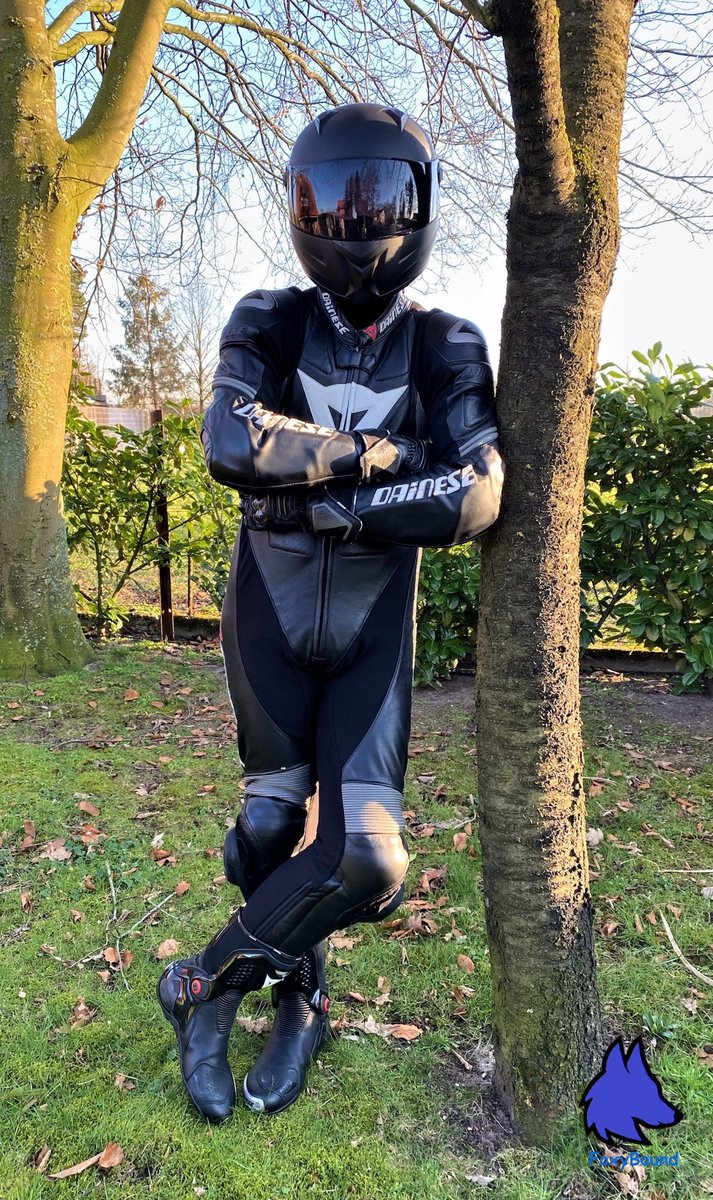 FoxyBound's tweet photo. Ready to start and waiting β¦ π
π· by Tatzioo
#foxybound #dainese #motorcycleleather #helmet #racing #leather #mask #bondage #gloves https://t.co/22e53QUigL