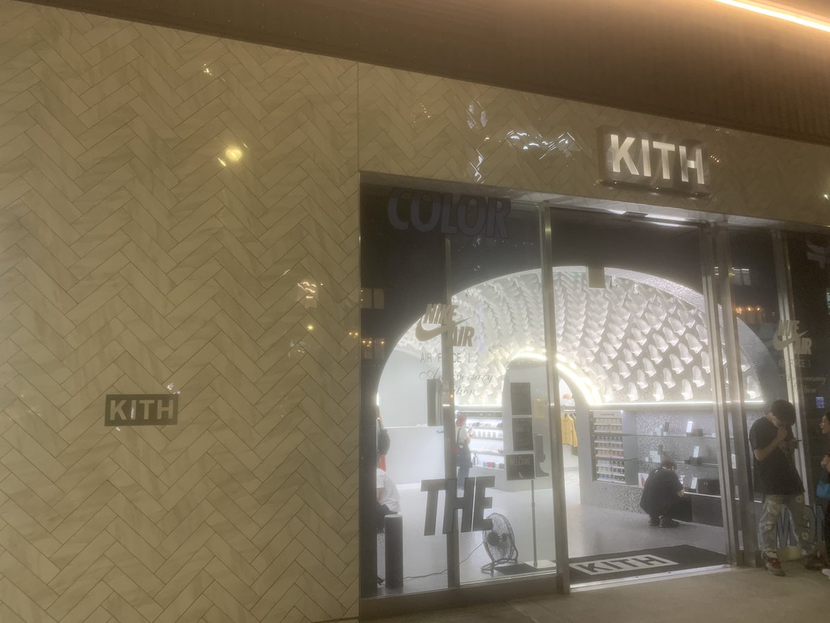 r_johnsa's tweet photo. 仕事終わりに渋谷のKITH、内装は大理石のヘリンボーンでカッコ良かったー　接客はふつう。質問には答えてくれて、声の大きさも普通だった😗 https://t.co/EuLODAdX36