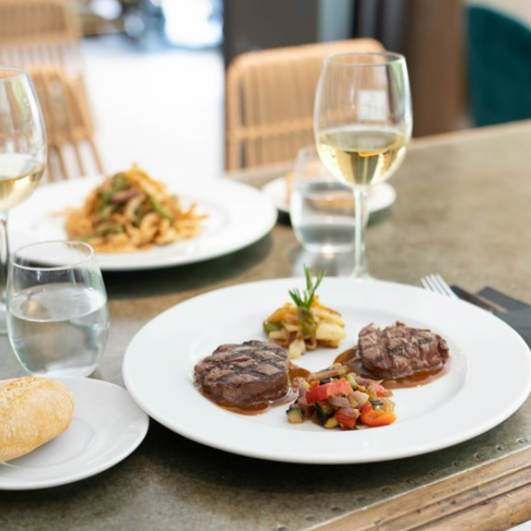 El Restaurante Alameda 🌿​ se convierte en el lugar perfecto para una velada romántica. 

¡Celebra tu aniversario 👩🏼‍❤️‍👨🏻​ con nosotros!

☎️​ +34 952 82 45 70

📍 Av. Ramón y Cajal 3, 29601, Marbella (Málaga)