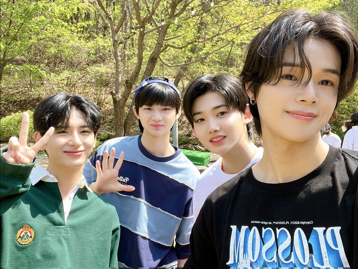 [081922] K Weverse Güncellemesi~

Merhaba~K burada!
Doğayı çok seviyorum ve bu gün çok heyecanlı ve telaşlıydım 😗😗.
Biz dört doğasever bu fotoğrafı çekimden önce çektik ☺️✨

#andAUDITION #K