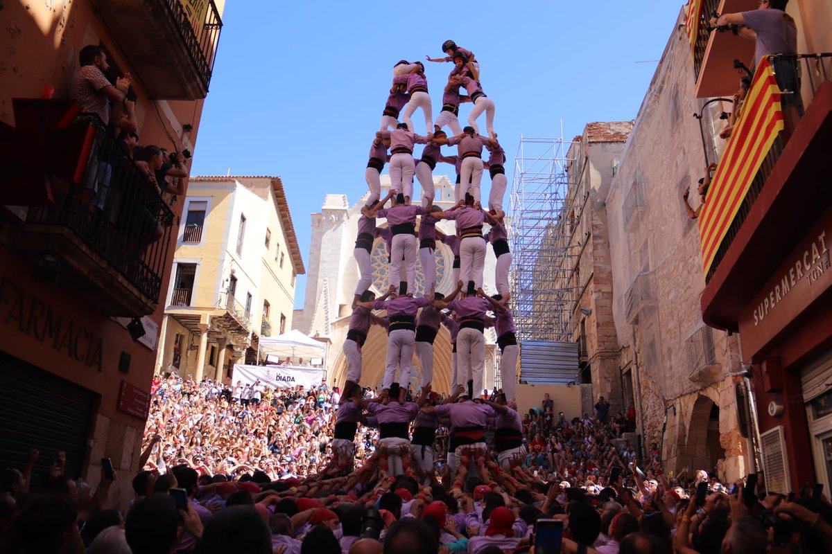 JoveDeTarragona's tweet photo. El 7 de 8 obre aquesta diada de Sant Magí a la plaça de les Cols!

#AraJove #castellers #castelleres #SantMagí2022 https://t.co/vW9lxGCCDW