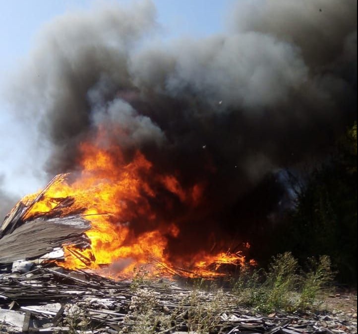 またロシアで火災。カザン、ゼレノドルスキー地区でヴァシリエフスキー木材加工工場の境界内のゴミが炎上。 