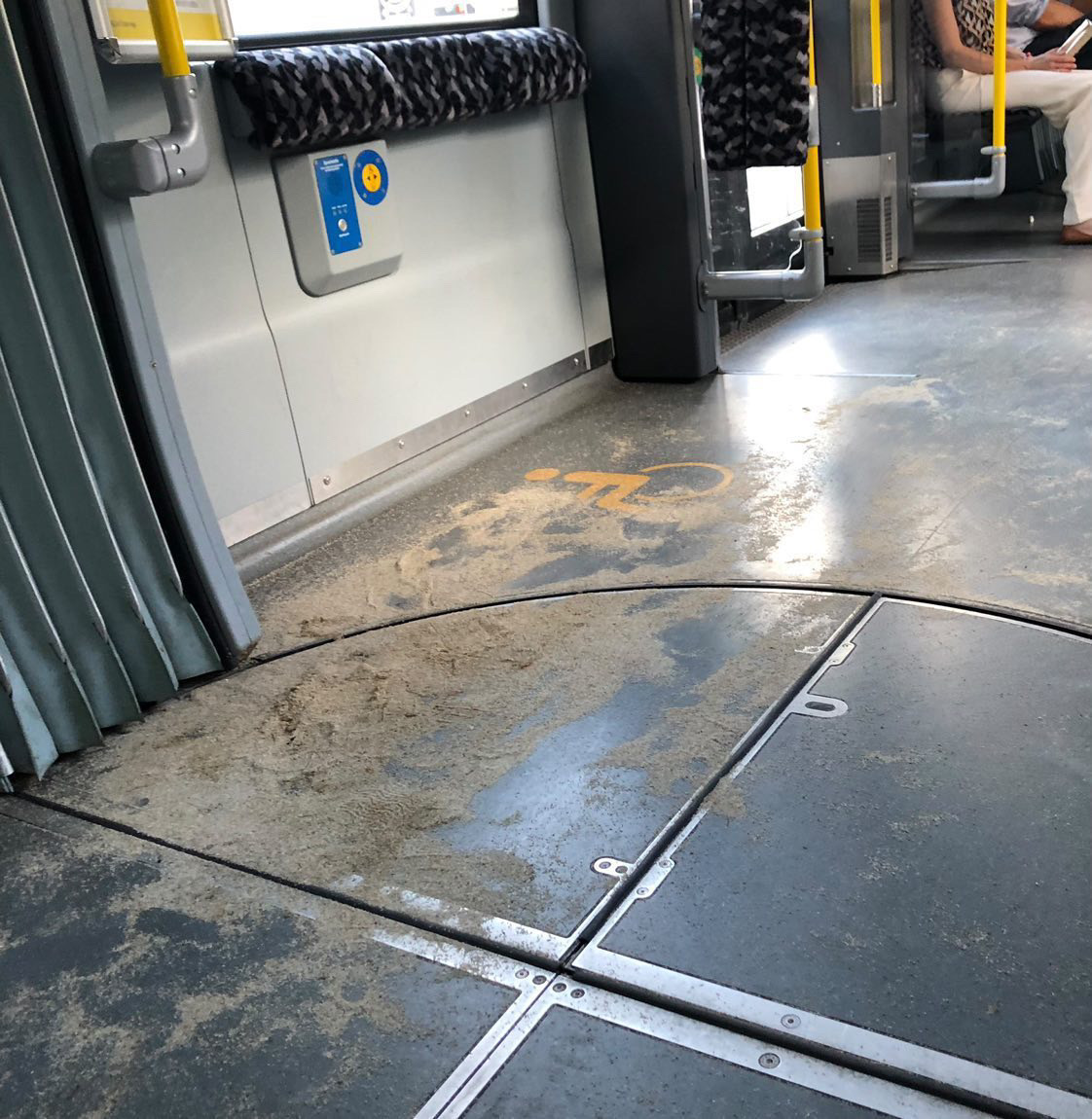 BVG_Kampagne's tweet photo. Schön, dass ihr aus den Sommerferien zurück seid. Den Sand hättet ihr aber gerne am Strand lassen können. https://t.co/qfOV6oJjnk
