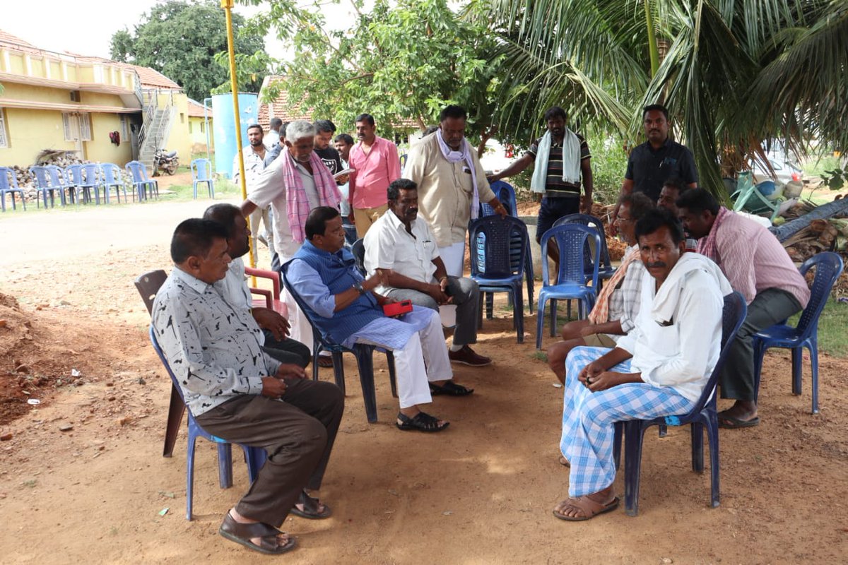 LRSMandyaExMP's tweet photo. ಬೆಳ್ಳೂರು ಹೋಬಳಿಯ ಕಾಳಿಂಗನಹಳ್ಳಿ ಪಂಚಾಯಿತಿಯ ಬೆಟ್ಟದಕೋಟೆ ಗ್ರಾಮದ ಮುಖಂಡರಾದ ಗವಿ ಗೌಡರ ಮಗ ಚಂದ್ರು ಅವರು ನಿನ್ನೆ ದೈವಾಧೀನರಾದ ಹಿನ್ನೆಲೆಯಲ್ಲಿ ಇಂದು ಅವರ ಮನೆಗೆ ಭೇಟಿ ನೀಡಿ ಕುಟುಂಬಸ್ಥರಿಗೆ ಸಾಂತ್ವನ ಹೇಳಲಾಯಿತು.
#LRShivaramegowda #lschethangowda #LRS #nagamangala #mandya #belluru #kalinganahalli https://t.co/E7b25SIJC8