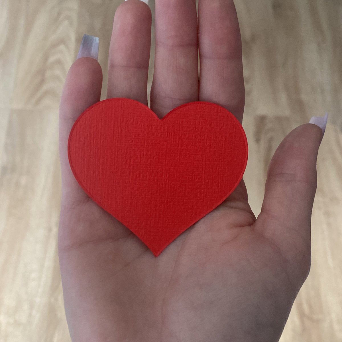 TheRoseHearts's tweet photo. these are a reference photo for the hearts i’ll be handing out. they’re not too big but they’re not too small!! 🥰 https://t.co/IU1SE8l6TZ
