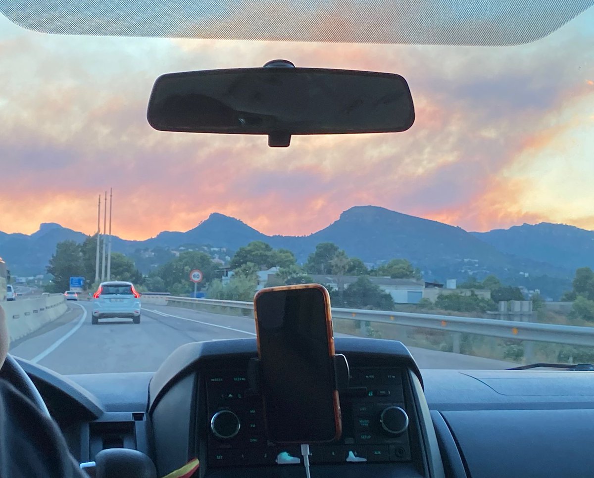 Jorge_schez06's tweet photo. Foto que me mandan del #IFBejis tomada a la entrada a Gilet. Increíble como se ha extendido este incendio que ya ha quemado más de 19.000 hectáreas. Confiemos en que acabe pronto. 
#IFBegis #Toras #Bejis #IFToras 
@Torasisimo https://t.co/2ZmWBaCeoj