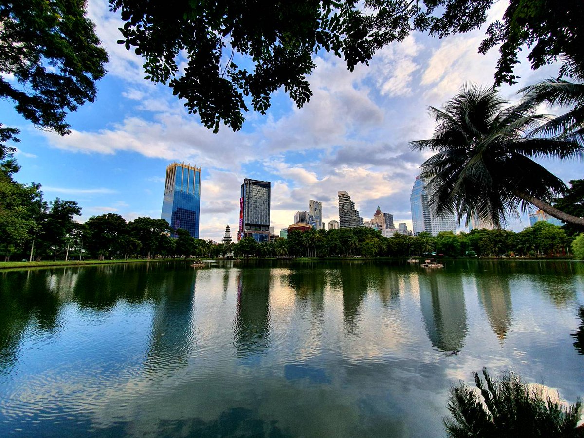 May_IndyMaya's tweet photo. It's time to #Exercise with #Beautiful  nature❤️🥰 
#Exercise #TimeToExercise #FridayVibes #FridayFeeling  #FridayFitness #Fitness #Sport #Gym  #OutdoorFitness #Nature #NatureBeauty #NatureLovers #Suanlumphini #LumphiniPark #Rama4 #Silom #Bangkok https://t.co/L9zTaJ5T3U