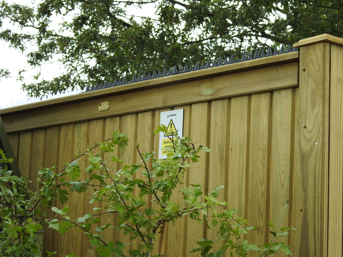 Outside space is precious, especially when it is your own personal space.
Visit defendastrip.com/post/garden-se… to read our latest blog which includes a link to a guide from <a href="/EssexPoliceUK/">Essex Police</a> on how to best protect your garden, garage and outbuildings.
#perimeterprotection #gardensecurity