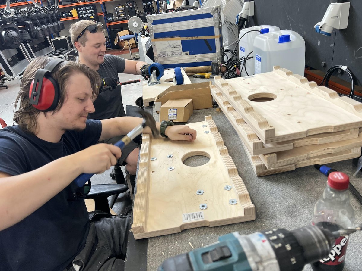 EnlightenedLx's tweet photo. Dolly Fixtures…
Crew building Truss Dollies to make moving truss effortless.
#eventprofs #eventproduction #liveevents #riggingcrew #stagerigging https://t.co/RAvJQItfwF