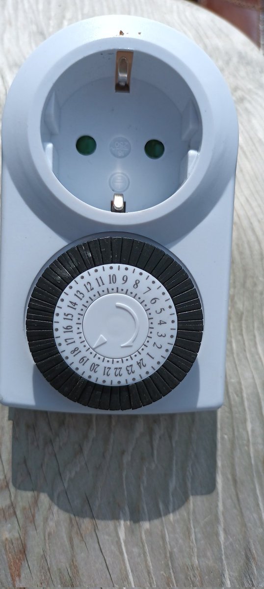 Oke, gewone tijdschakelaar maar instellen lukt mij niet wie kan dat stap voor stap uitleggen. Alvast dank