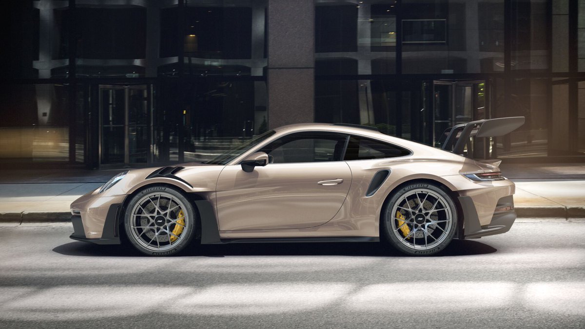 mentalnecip's tweet photo. Porsche PTS Palladium Metallic gövde renkli yeni 911 GT3 RS. Yanlarda dekoratif "GT3 RS" logosu yok ve jantlar kırmızı değil. Sorun olmaz umarım 👀. https://t.co/l5xmkMGR3P