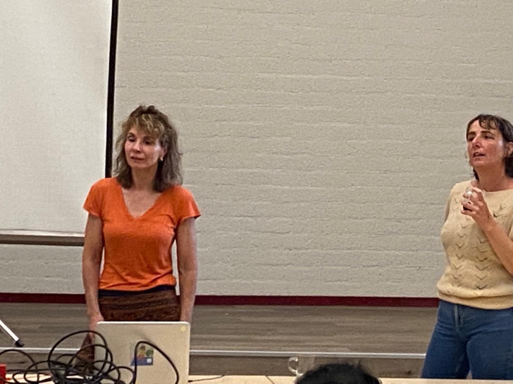 Gisteren heeft De Emigratie Generatie samen met Stichting Asha ‘Wij waren de Kaaskoppen’ vertoond. De aanwezigen herkenden veel in de verhalen van mijn familie en riepen op tot meer vertoningen. Een aantal mensen bood aan daarbij te helpen. Daar ben ik erg blij mee! @DeMigratie