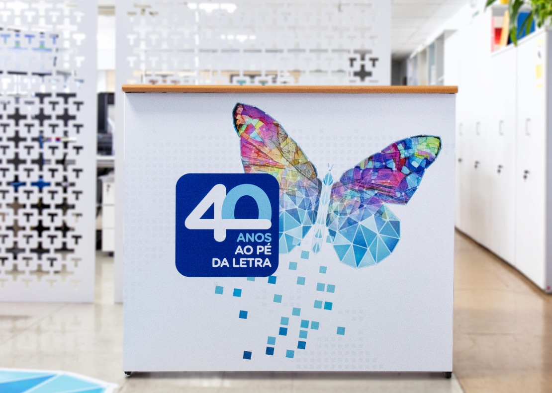torculo's tweet photo. 🎉 40 años no se cumplen todos los días...#Vinilos, #lonas, #banderolas, #rotulación, etc., decoran nuestras oficinas respetando el medio ambiente con #tintaseco en nuestros sistemas de impresión.
#40añosalpiedelaletra #comunicacion #granformato #sostenibilidad #impresiondigital https://t.co/yEboeQTKcO