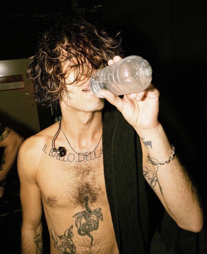 hazswife's tweet photo. rockstar boyfriend material https://t.co/nURyUOEaRT