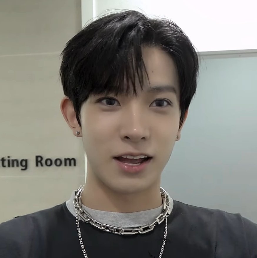 hourlylhs's tweet photo. he looks so good #heeseung https://t.co/zhd4eNweMQ