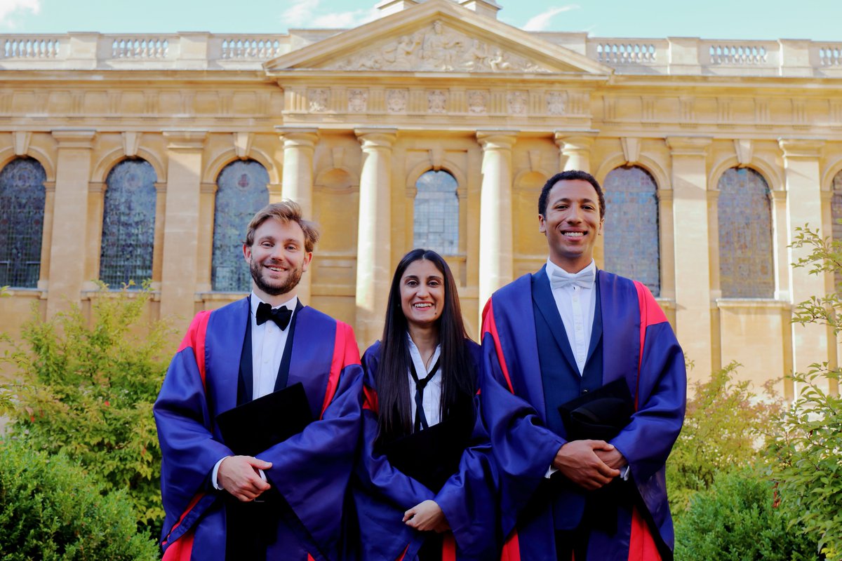 It is official! #PhDone 🎓 I finally got to wear the gown  😊 <a href="/UniofOxford/">University of Oxford</a> <a href="/Dunn_School/">Dunn_School (now @DunnSchool.bsky.social)</a> @QueensCollegeOx 
📷:T Giron