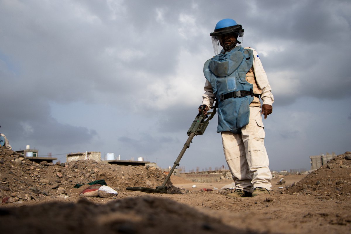 UNDPYemen's tweet photo. في #اليوم_العالمي_للعمل_الإنساني، نثمن في @UNDP جهود اولئك الأبطال ممن ساهموا في التخلص من 462 لغم مضاد للمركبات، 68 لغم مضاد للأفراد، 281 عبوة ناسفة محلية الصنع، 1958 ذخيرة غير منفجرة، و 3 ذخائر عنقودية في 7 محافظات خلال يوليو 2022.

لولا شجاعتكم لما تحقق من ذلك شيء! https://t.co/UJSWt9Peyr
