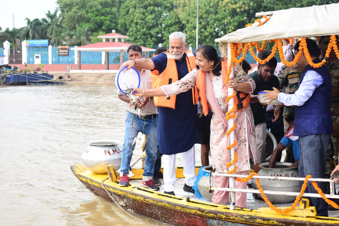 PRupala's tweet photo. मैं प्रधानमंत्री श्री @narendramodi जी के प्रति आभार व्यक्त करता हूं कि उन्होने मुझे पुनः माँ गंगा को नैवेद्य स्वरूप इन मत्स्य अंगुलिकाओं को जल में प्रवाहित करने का सौभाग्य दिया। https://t.co/q2JCQURcQH