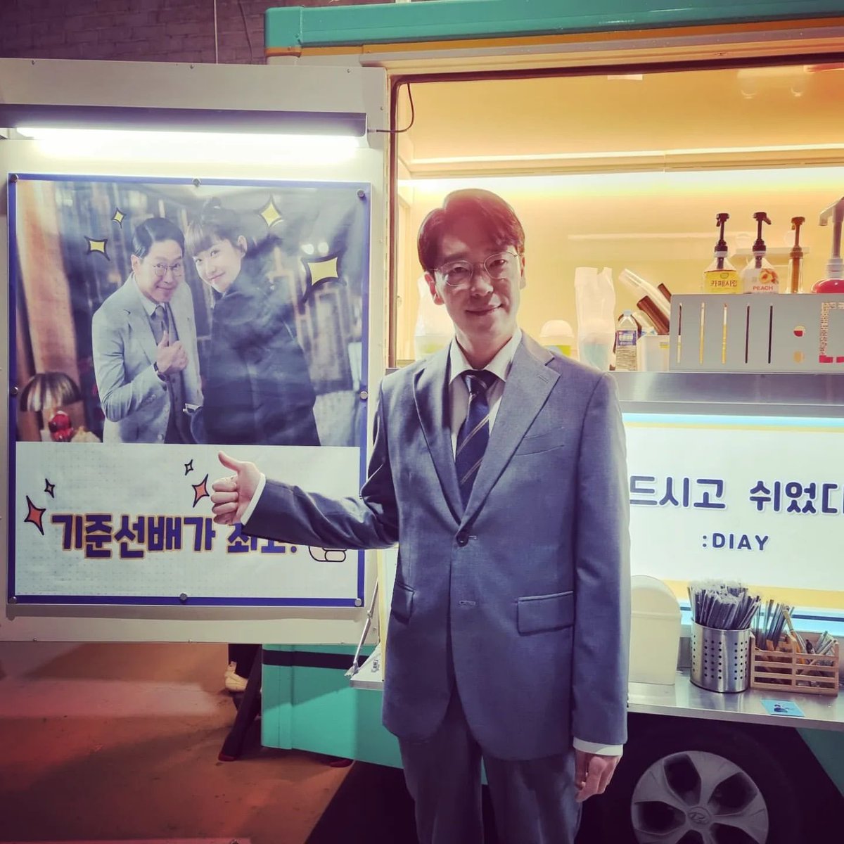 dsb_0602's tweet photo. 커피차 보내고 인증해주는 주부녀가 귀엽고 좋다 https://t.co/yYtQFII8Wx