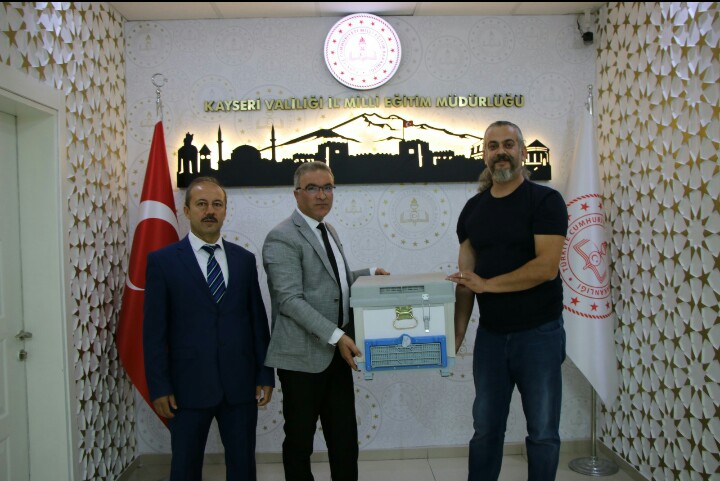 SehitBulent's tweet photo. Okulumuz ÇABA projesi sergi açılışını yapana İl Müdürümüz sayın @Ayhan___TELTIK e Müdür Yardımcımız Abdurrahman Özdemir @arahman156 ve hayırseverimiz Özgür Aktomas iadei ziyarette bulunmuştur. Müdürümüze ilgi ve alakalarından dolayı teşekkür ederiz. @kayserimem https://t.co/7qjRVpwJ4o