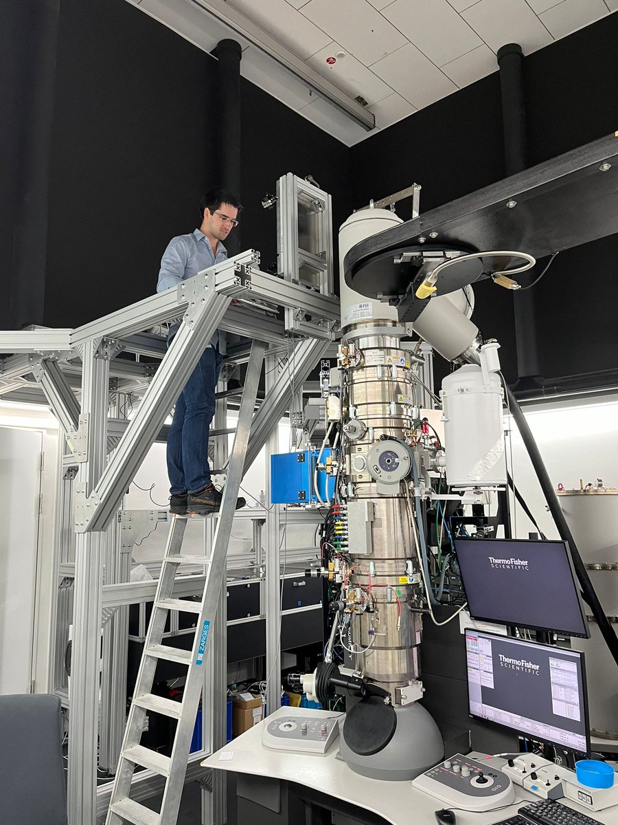 ad_quanta's tweet photo. Welcome to our new postdoc, Arthur Niedermayr!

Caught on camera at the Ernst Ruska-Centre, Jülich: Arthur checking the beam path for light injection into the electron microscope and discussing it with Prof. Rafal E. Dunin-Borkowski.

@fz_juelich #ErnstRuskaCentre #Jülich https://t.co/sf1wNdudRt