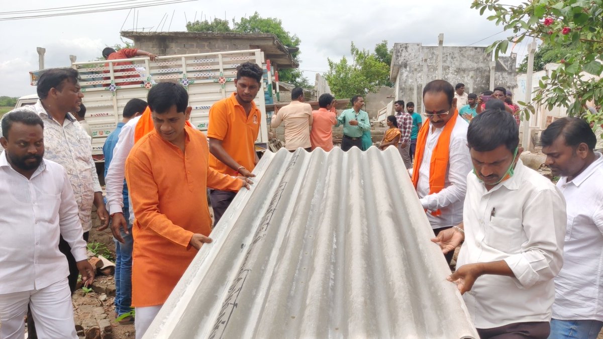 raghu_verabelli's tweet photo. మంచిర్యాల పట్టణం ఎన్టీఆర్ నగర్ లో వరదల వలన ధ్వంసం అయిన 65 ఇండ్ల పునర్నిర్మాణం కోసం కావాల్సిన  సామాగ్రి రేకులు, సిమెంట్ బస్తాలు, పైపులను ఈరోజు బాధిత కుటుంబాలకు అందించడం జరిగింది.
#MancherialFloods https://t.co/tYEYEtTSfT