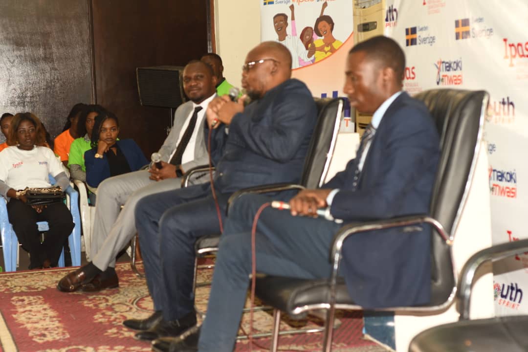 chris_Novic_28's tweet photo. #JIJ202: Présentation des pannelistes du Panel 1 axé sur comment la technologie influence les décisions de la jeunesse: Me Dido chargé des projets à Habari RDC, Trésor kalonji PCA de Yali RDC,Lemien saka @sakalemien associé au plaidoyer à iPas RDC
#SSRnumerique @MakokiYaMwasi https://t.co/8eEJKWyBEq