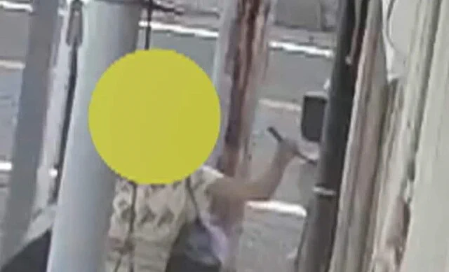 行き過ぎた節電意識？嫌がらせ？自販機や看板のコンセントを抜く女、現るｗｗ