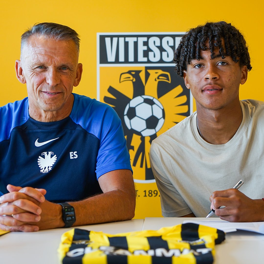 MijnVitesse's tweet photo. Eerste contract! ✔️
👊 Gefeliciteerd, Michael! 

#Vitesse #VitesseAcademie