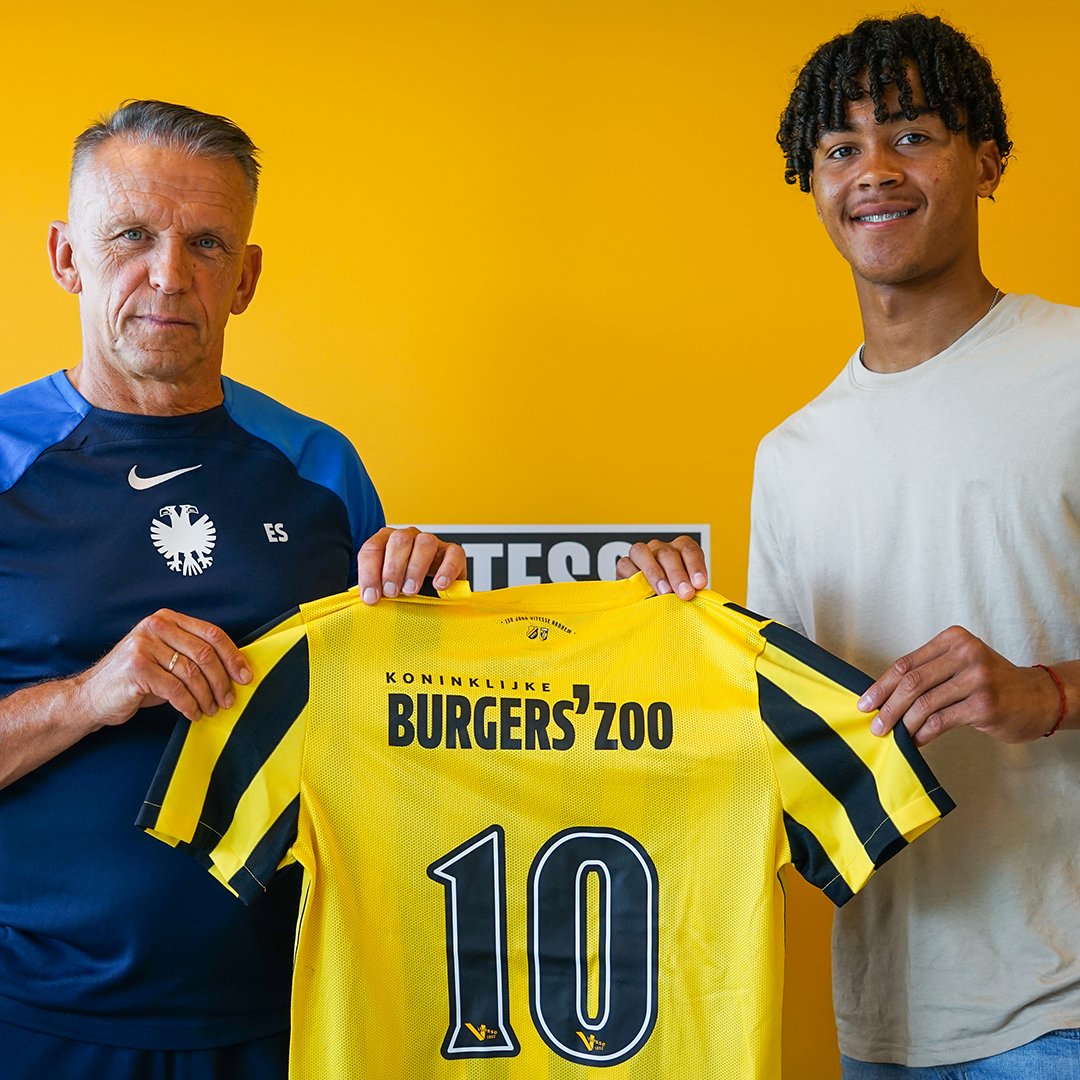 MijnVitesse's tweet photo. Eerste contract! ✔️
👊 Gefeliciteerd, Michael! 

#Vitesse #VitesseAcademie