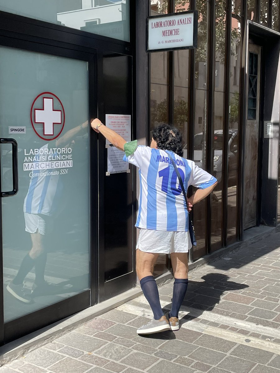 MathewJackson3's tweet photo. @MonikaParker10 We saw this character in Pescara this morning. Alive and kicking!!! https://t.co/Gygk3igUzH