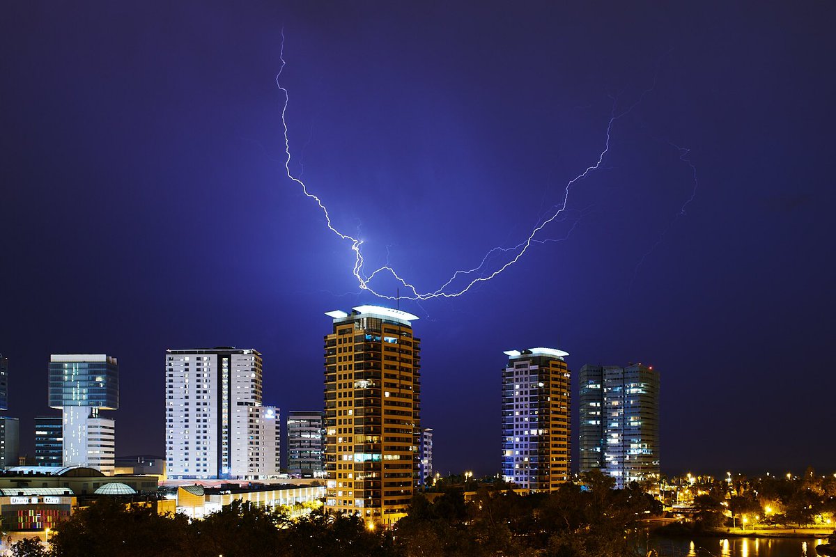Tempesta d’agost a Barcelona #Barcelona #poblenou #diagonalmar #tempesta #agost #llamp