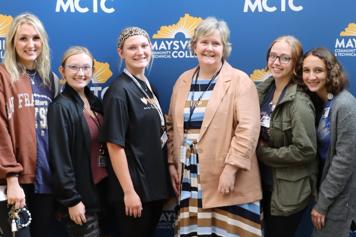MCTCPresident's tweet photo. Enjoyed meeting students from all four campuses during MCTC Welcome Week. Their energy and excitement for the future is contagious. #MCTCproud #KCTCS https://t.co/xyMKby3Ofr