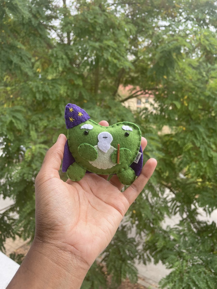 zeeblastco's tweet image. Meet Wizzy! Here’s a sneak peak of my Halloween collection. #frogplush #Halloween #froggy #etsy #small #crafter #artistsontwitter #crafterontwitter