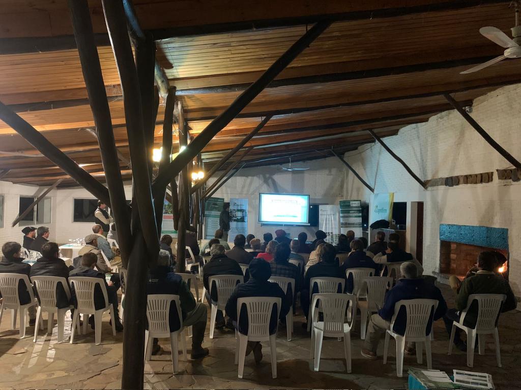 Sebafrade's tweet photo. Ayer terminamos un lindo ciclo de charlas junto a los amigos de @SerkanSemillas donde hablamos de novedades en pasturas y suplementación! Muchas gracias a los 160 productores y técnicos que nos acompañaron en Guichon, Tomas Gomensoro y Tacuarembo 🇺🇾🇺🇾!

@agrifirmuy https://t.co/CJybBZ1X5b