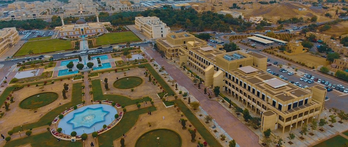 alwi_999's tweet photo. الجامعات تُحيي المدن، والطلاب يجعلونها نابضة بالحياة.. ويحركون دورة اقتصادية كاملة معهم وخير مثال منطقة الخوض في مسقط كيف انتعشت بعد بناء جامعة قابوس. لكن المشكلة أن هذا النمو أصبح خارج عن السيطرة وهنالك عشوائية في السكنات تجعل الطلبة في خيارات بين سيء وأسوأ. #سكن_مناسب_مطلبنا https://t.co/Y1ly9rmcJo